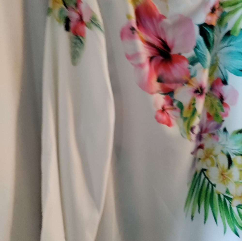 Passport Floral Print Top Flowey Sleeve Bottom Hemline Size XL NWT. - Picture 10 of 13